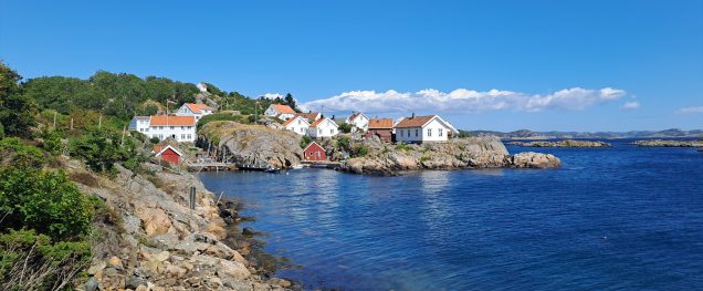 Historische Holzhäuser am Wasser im Fischerort Loshavn