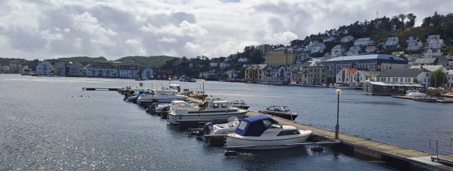 Häuser und Küstenlandschaft in Farsund in Norwegen