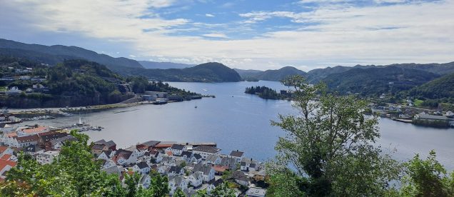 Panorama über Flekkefjord und die umliegende Landschaft