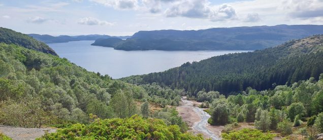 Trockene Skrelia-Wasserfälle bei Lyngdal in Norwegen