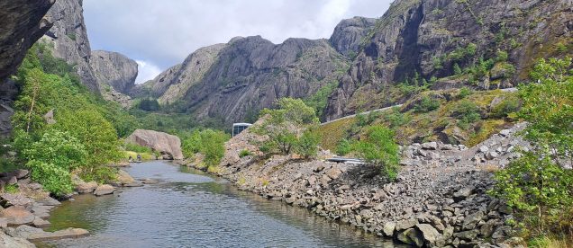 Jøssingfjord mit steilen Felswänden in Südnorwegen